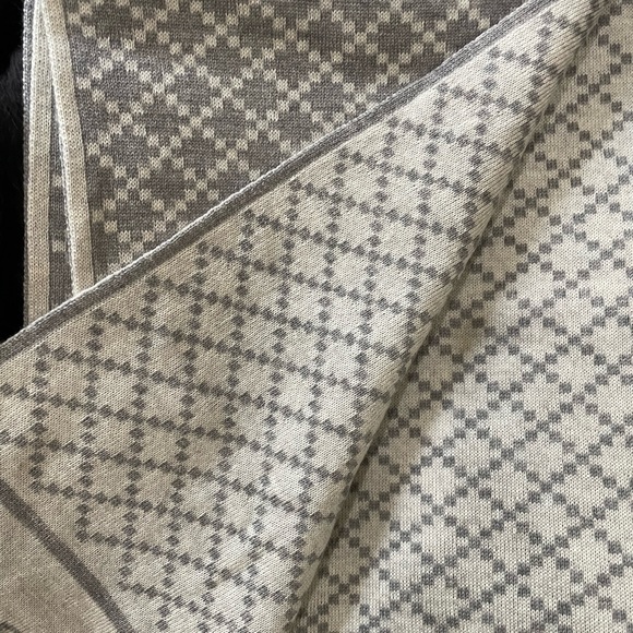 NEW!  Gucci Gray Diamond Script Logo Wool Scarf - Picture 3 of 5